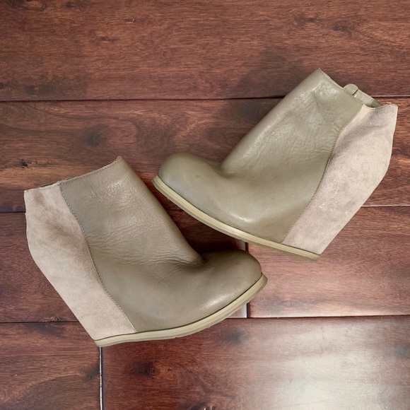 DV by Dolce Vita Shoes - Dolce Vita wrapped wedge bootie “Paloma” SZ 7